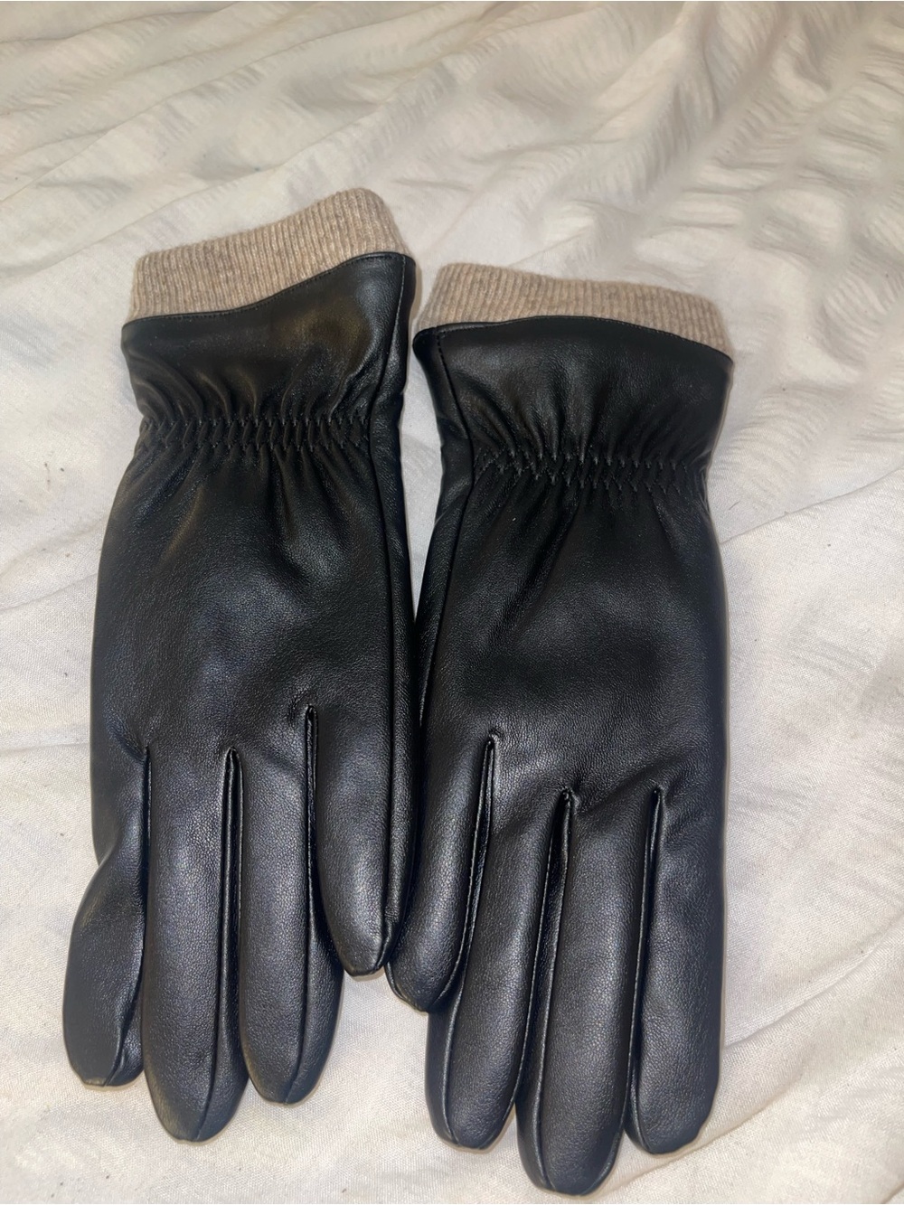 Redess Women’s Black Leather Gloves with Tan Lining - Size 7.5